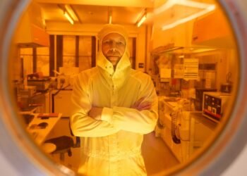 Nanophysics: The Right Turn. Nano Digest.