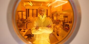 Nanophysics: The Right Turn. Nano Digest.