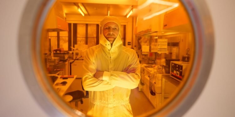 Nanophysics: The Right Turn. Nano Digest.